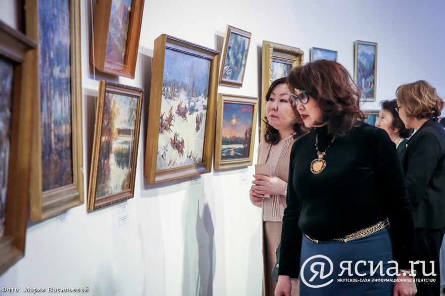 Золотые краски, кисти и руки: Открылась выставка художника Максима Афанасенко