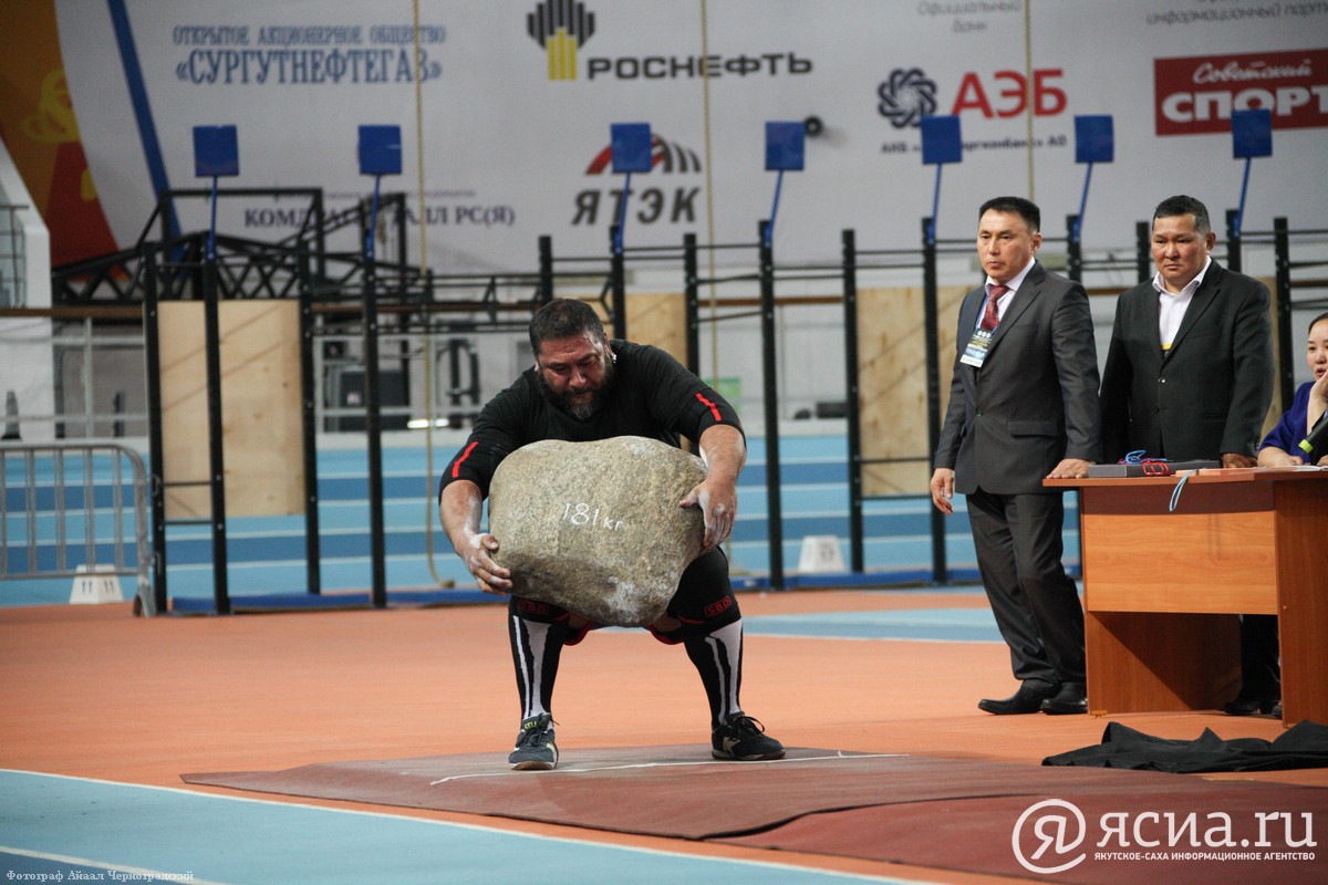 Силач Евгений Иванов представит Якутию на трех крупных турнирах по поднятию камня