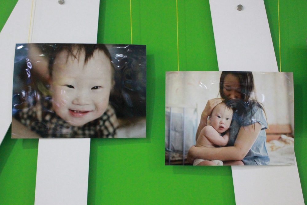 Солнечные дети: В Якутске открылась фотовыставка ко дню людей с синдромом Дауна