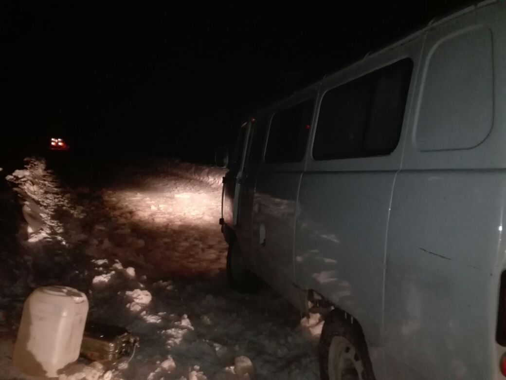 На Колыме спасатели вызволили из ледяного плена машину с пятью пассажирами