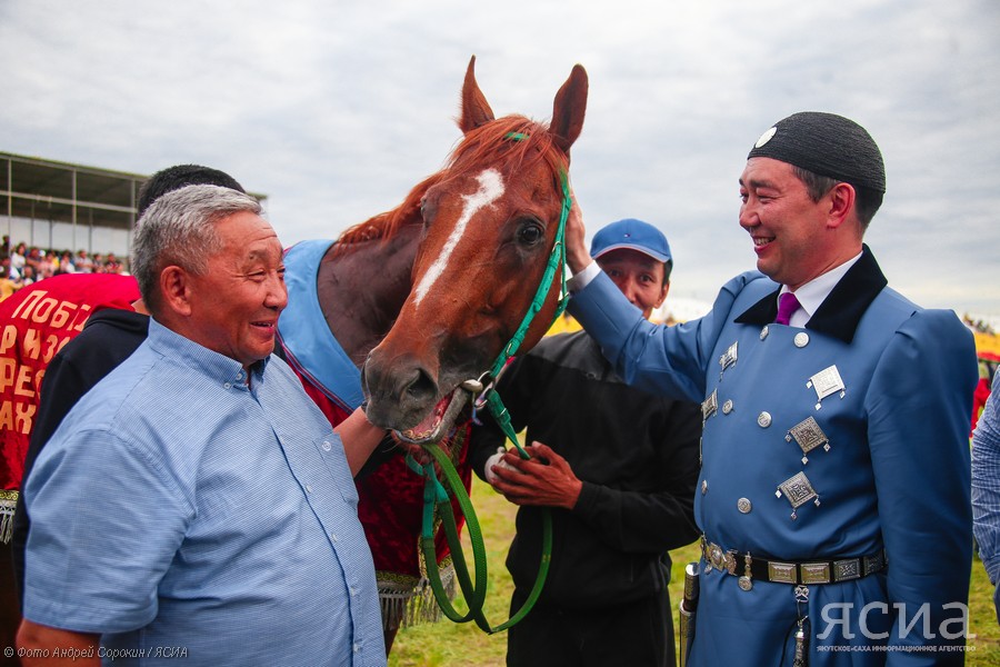 Победителем конных скачек на призы главы Якутии стал амгинский скакун