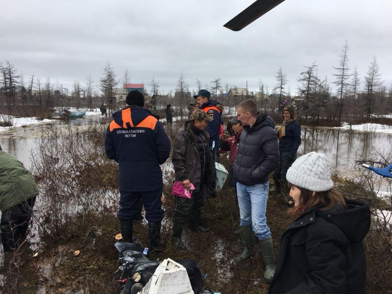 Четыре вертолета перевозят людей из-за паводка в колымской группе районов