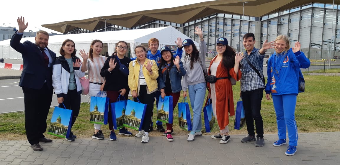 На чемпионат мира по футболу в Петербург прилетела группа волонтеров из Якутии
