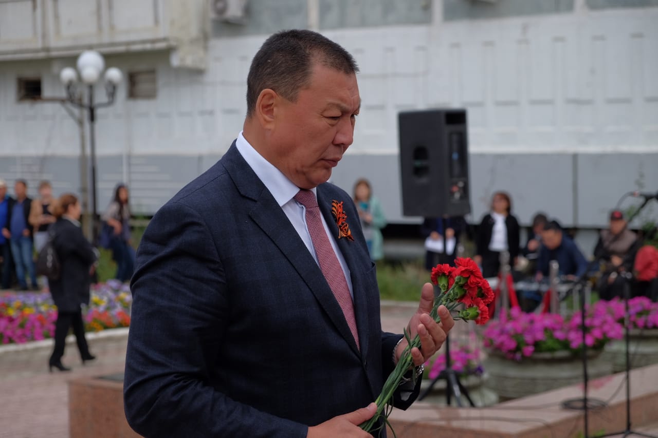 Александр Саввинов возложил цветы к мемориалу «Солдат Туймаады»