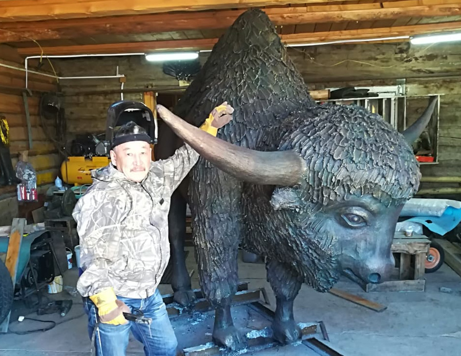 Памятник доисторическому бизону украсил въезд в село Сыдыбыл
