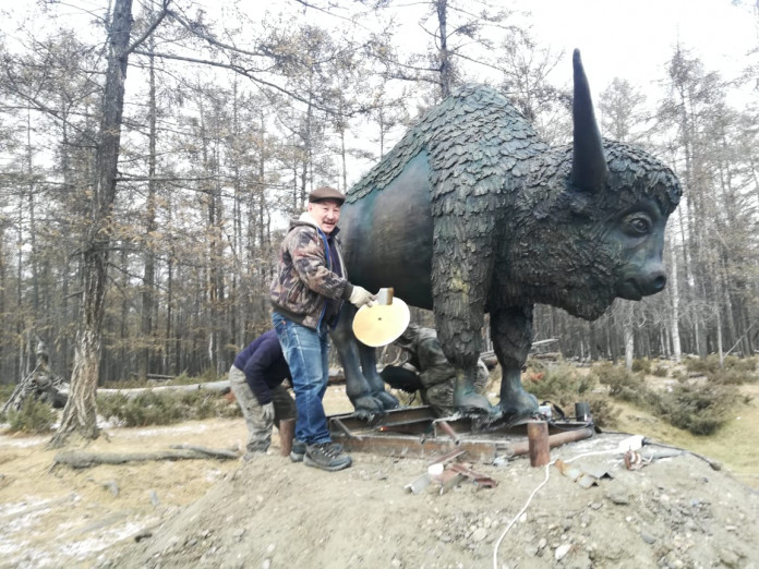 Памятник доисторическому бизону украсил въезд в село Сыдыбыл