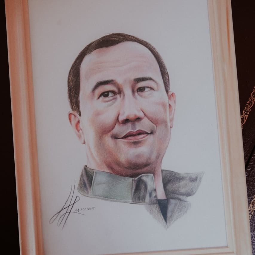 Якутянка подарила главе республики нарисованный ею портрет