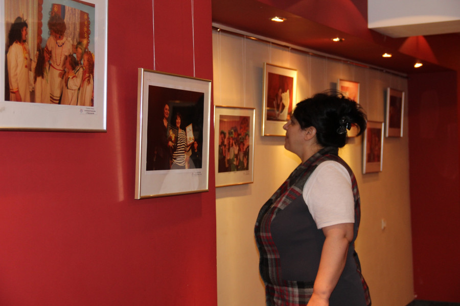 В Мирнинском районе открыта фотовыставка «Мир театра в объективе»