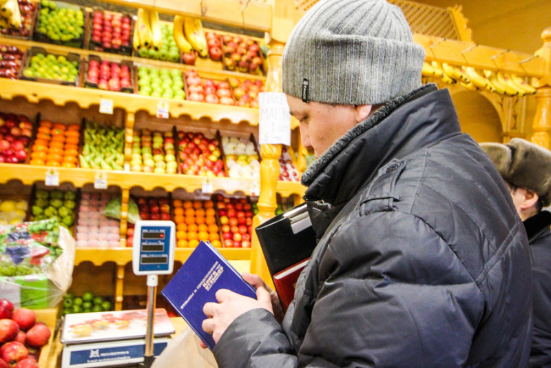 В Якутске проверили фруктово-овощные ларьки
