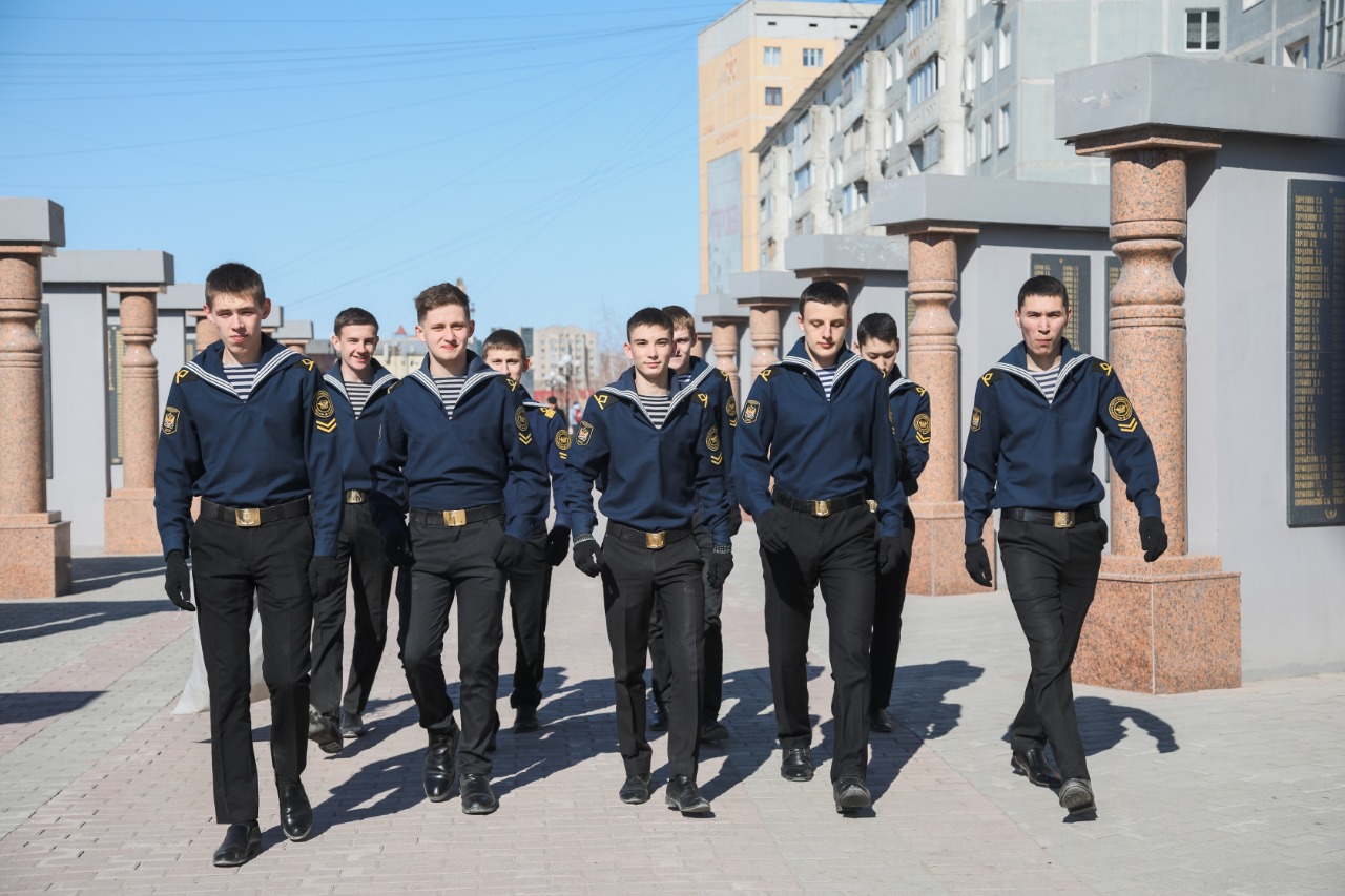 Более 30 человек приняли участие в молодежной акции «Сохраним памятники» в Якутске