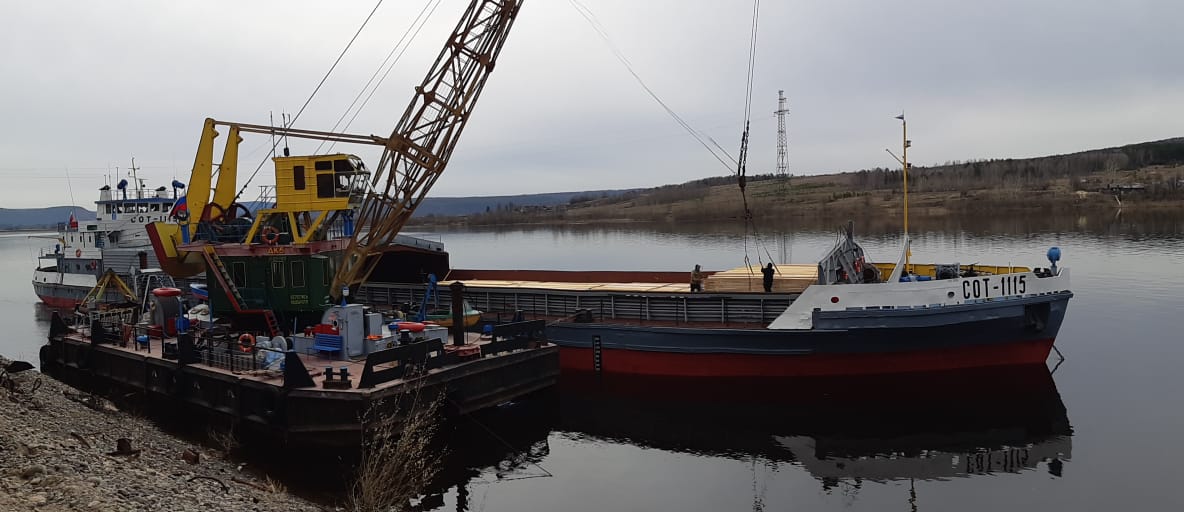 В Иркутской области идет погрузка нефтепродуктов и сухогрузов на суда ЛОРПа