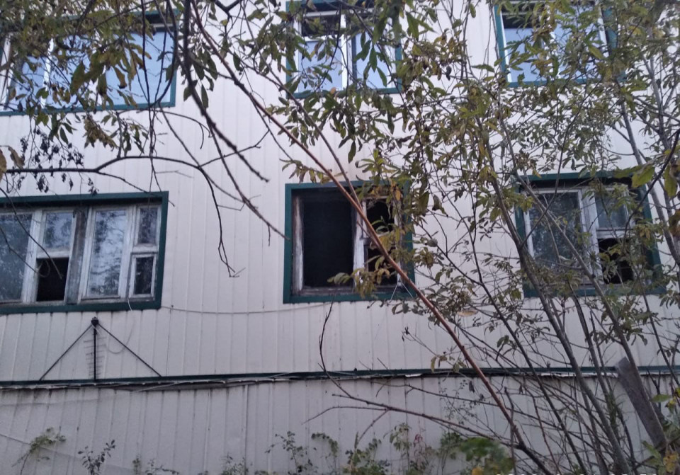 Пожарные спасли многоквартирный жилой дом в Нюрбе