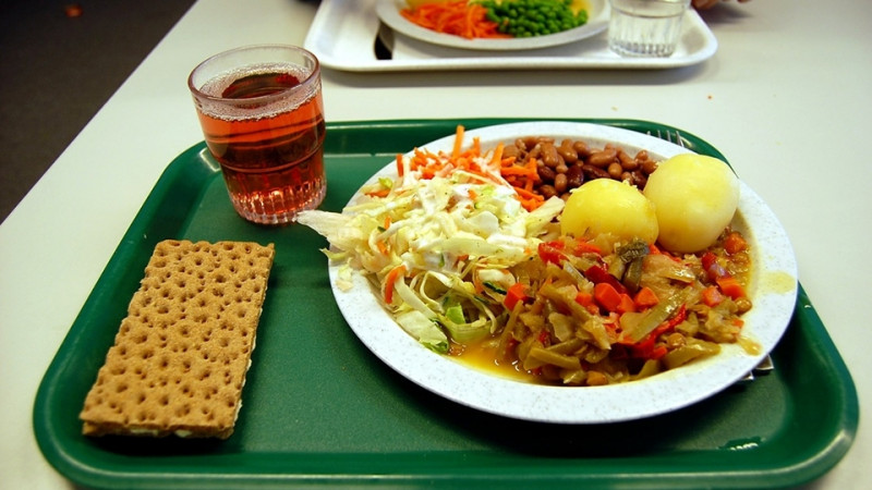 Власти Якутии помогут в организации питания школьников из малоимущих семей 
