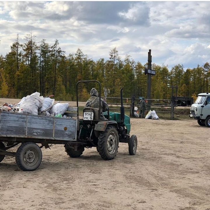 Жители села Бэйдинэ убрали мусор на границе Усть-Алданского и Мегино-Кангаласского улусов