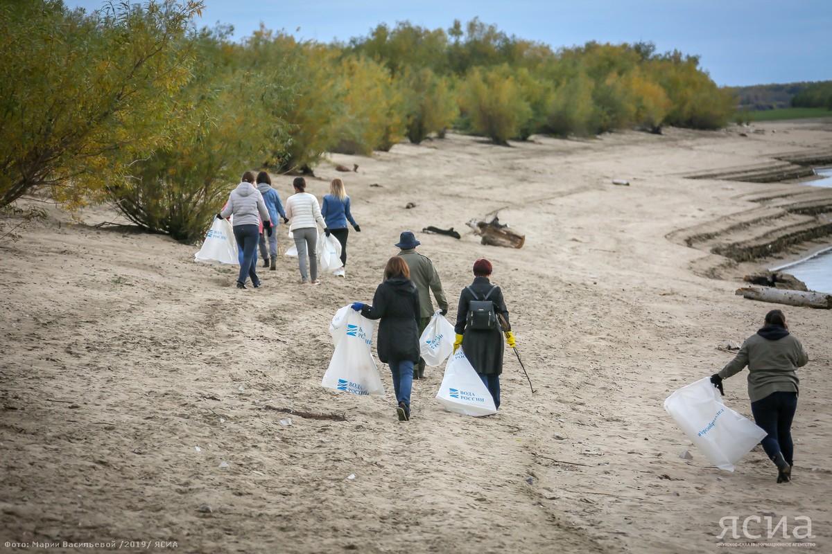 Участники акции «Чистые берега» навели порядок на острове Малый Хатыстах в Якутске