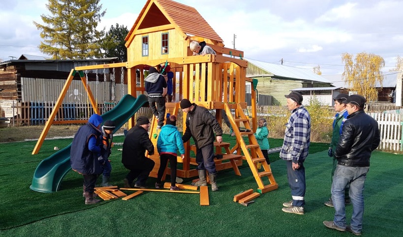 АЛРОСА установила новую детскую площадку в поселке Дорожный