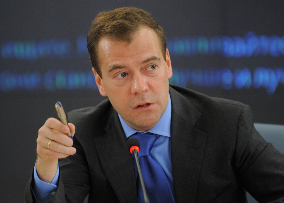 Медведев поручил закупить не зарегистрированные в России детские лекарства