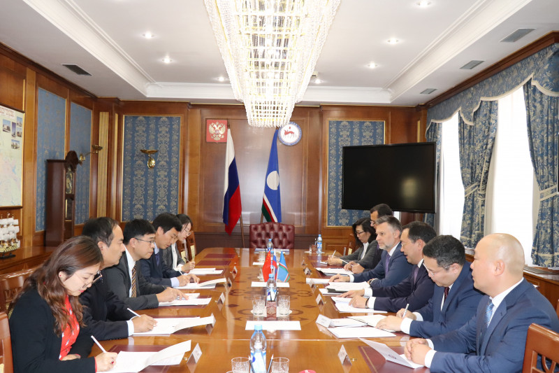 Айсен Николаев провел рабочую встречу с Генконсулом Китайской Народной Республики в Хабаровске
