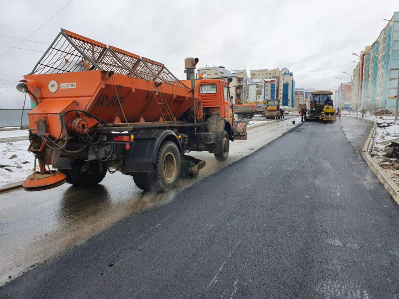 В Якутске завершают асфальтирование дорог на этот год