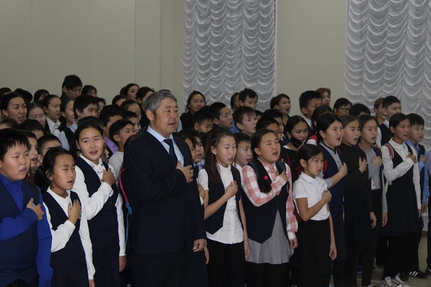 ВИДЕО. Учащиеся Момской школы поддержали указ главы, исполнив гимн России