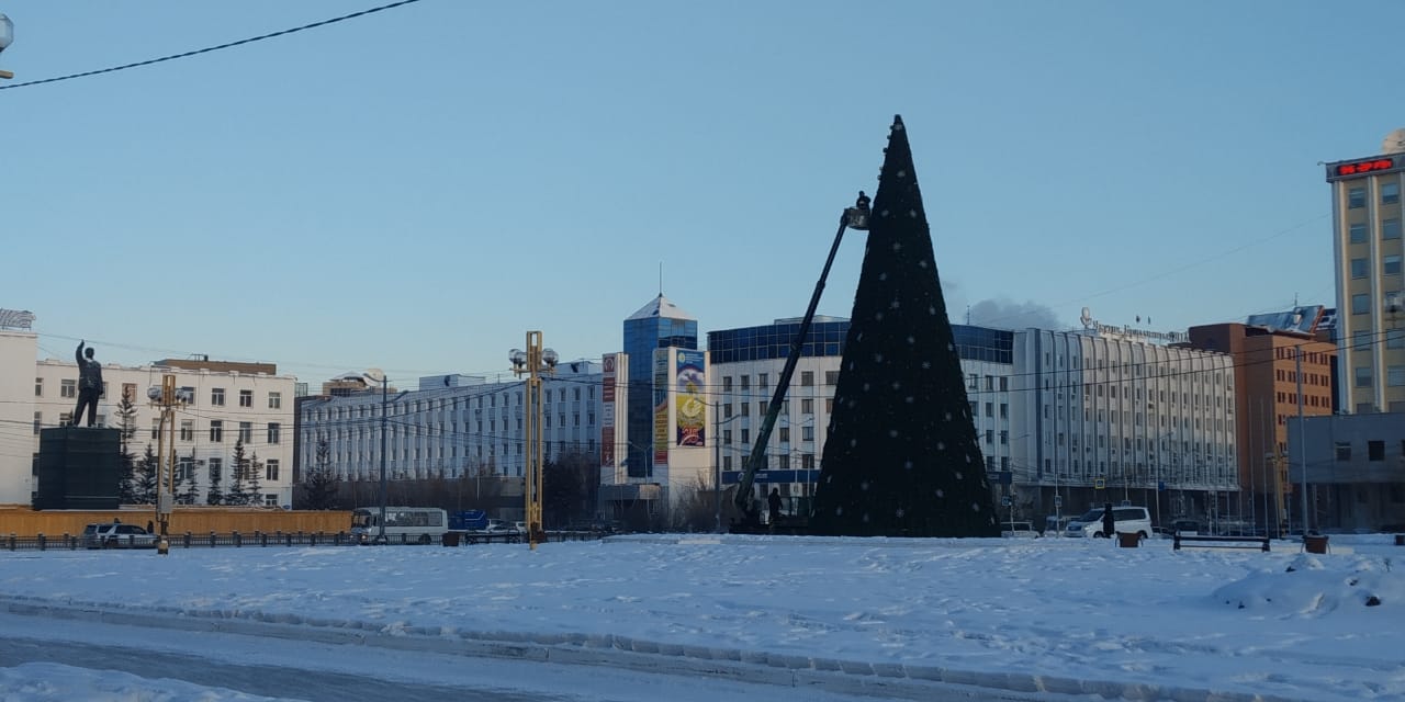 ФОТОФАКТ. На площади Ленина украшают главную елку республики