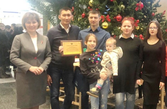 Заместитель главы Мирнинского района Павел Тектясов и представитель Центра занятости населения Наталья Михеева, Артем Ходорковский (третий слева) и его семья