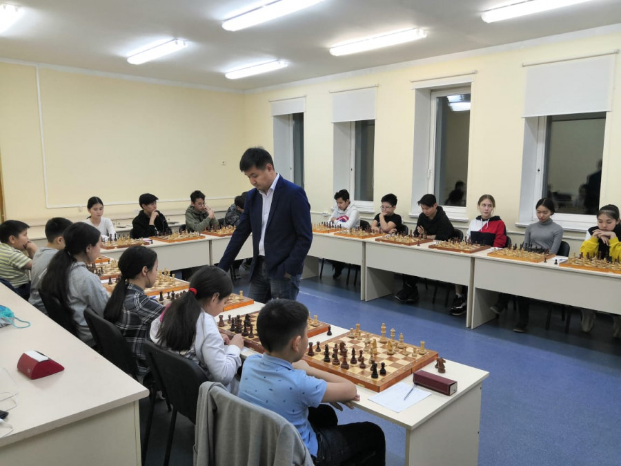 Гроссмейстер из Бурятии проводит занятия по шахматам для юных якутян