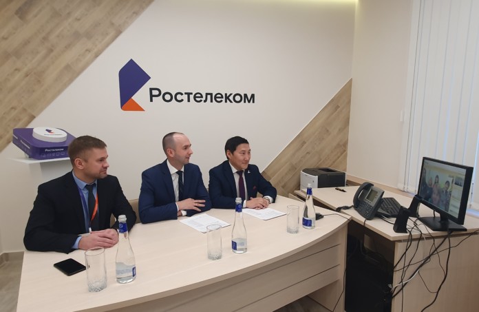 Слева направо: заместитель директора филиала Сахателеком Дмитрий Давыдов, директор филиала Сахателеком Константин Войтеховский, заместитель министра инноваций РС(Я) Чокуур Гаврильев.