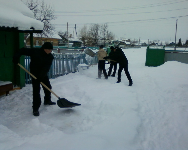 Наколют дрова, уберут двор от снега. Студенты Якутии присоединились в акции «Снежный десант»