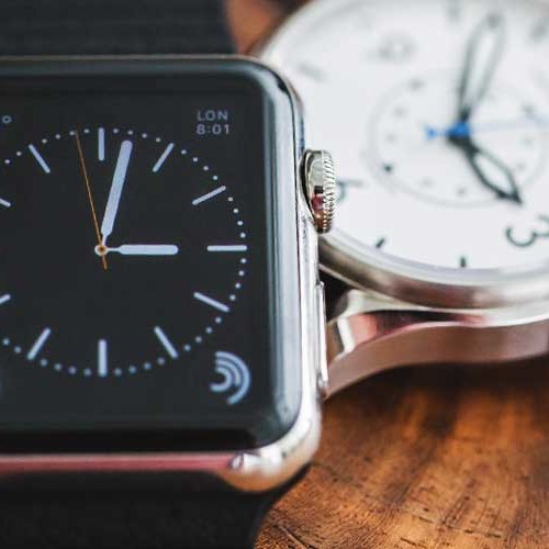 smartwatch-vs-mechanical-watch smartwatch-vs-mechanical-watch