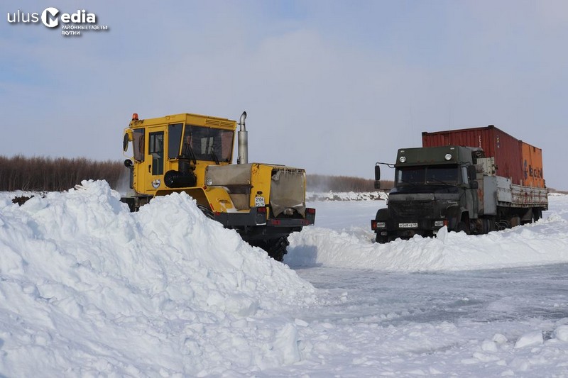 Дорожники вызволили из снежного плена машину в Нижнеколымском районе