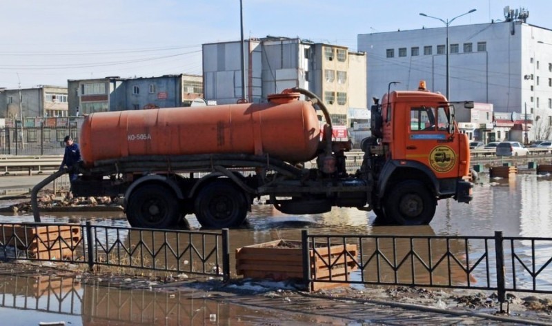 Предприятиям блока ЖКХ и управам Якутска поручено усилить работы по откачке талых вод