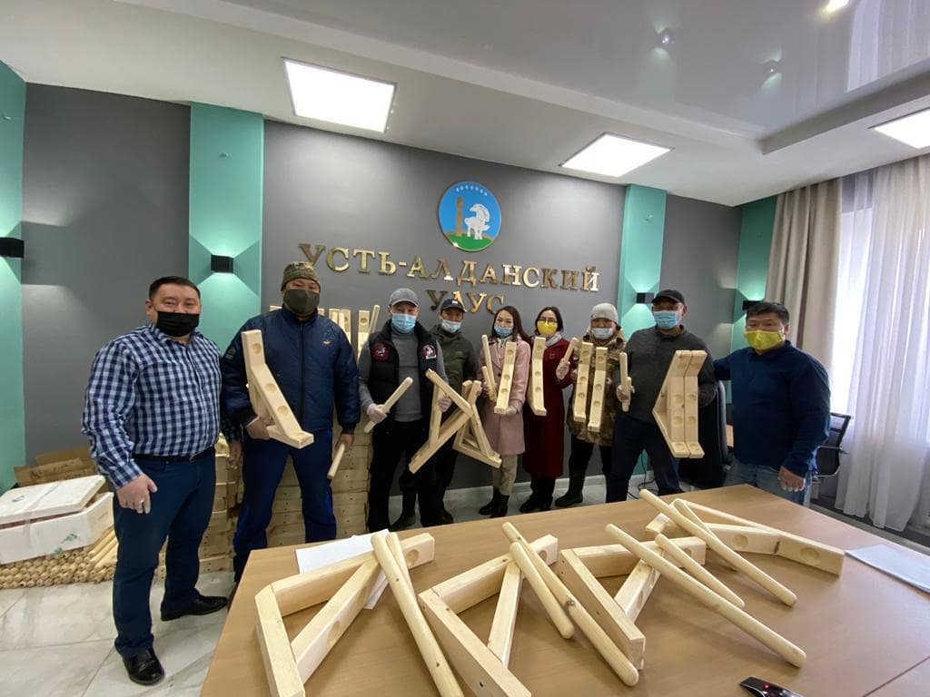 «Тутум эргиир». Коллектив Усть-Алданской школы подарил детям 100 тренажеров для якутской вертушки