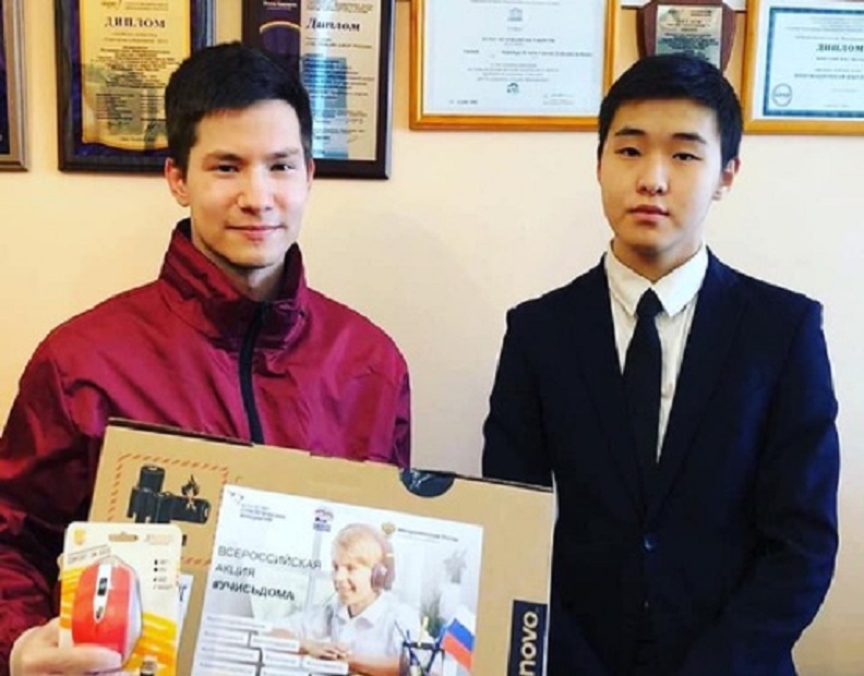 Дмитрий Глушко подарил якутскому школьнику компьютер в рамках акции «Помоги учиться дома»