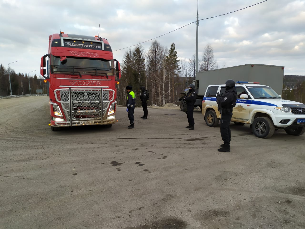 Бойцы ОМОН проверяют граждан на постах ГАИ в Алдане | 14.04.2020 | Якутск -  БезФормата