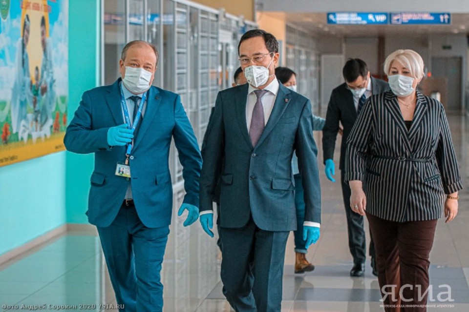 Айсен Николаев проконтролировал меры по недопущению коронавируса, принятые в аэропорту Якутска