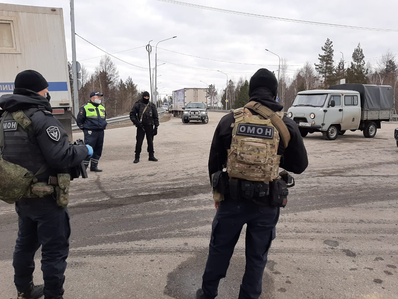 Бойцы ОМОН проверяют граждан на постах ГАИ в Алдане | 14.04.2020 | Якутск -  БезФормата