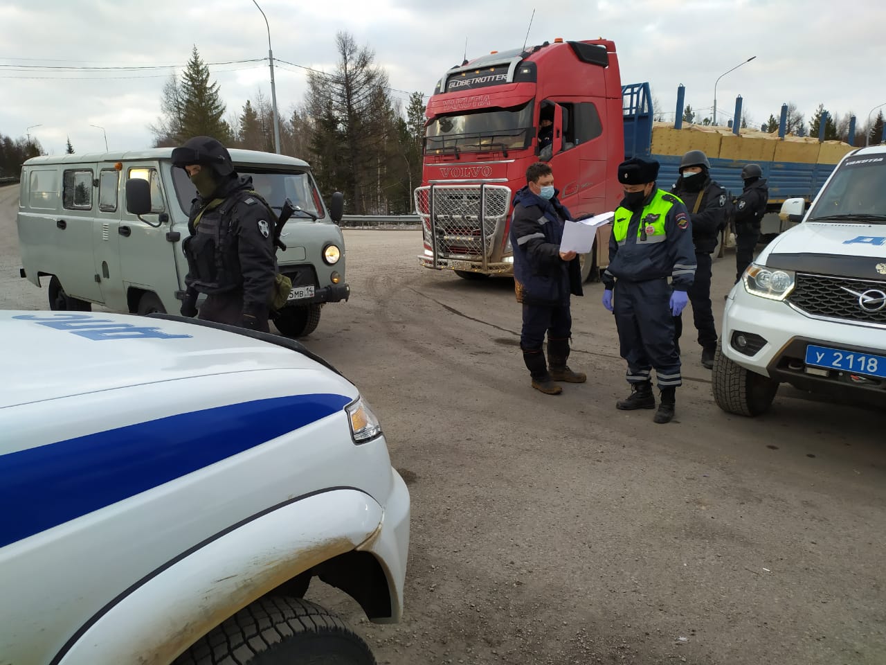 Бойцы ОМОН проверяют граждан на постах ГАИ в Алдане | 14.04.2020 | Якутск -  БезФормата