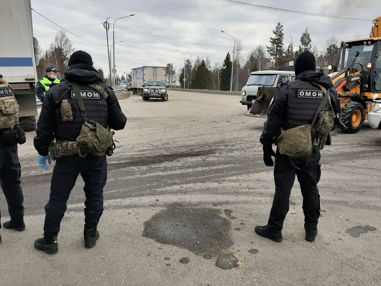 Бойцы ОМОН проверяют граждан на постах ГАИ в Алдане | 14.04.2020 | Якутск -  БезФормата