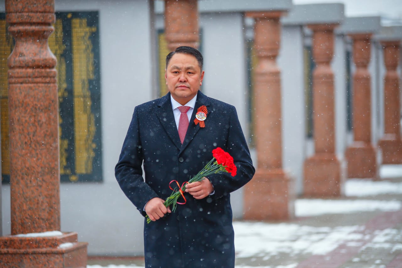Руководство Якутской городской Думы возложило цветы к монументу «Воинам-победителям» 