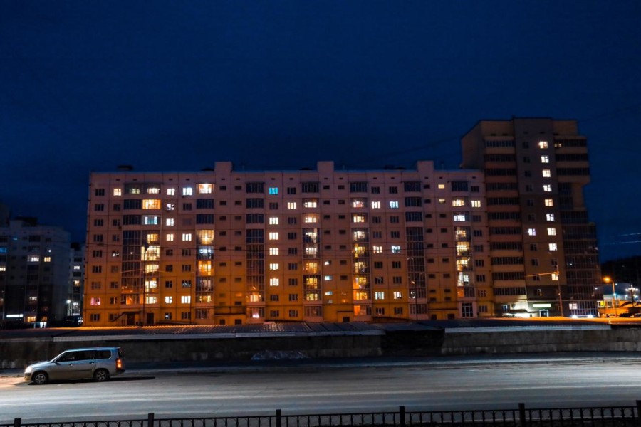 ФОТОФАКТ. Жители дома 203 микрорайона Якутска зажгли окна в виде цифры 75