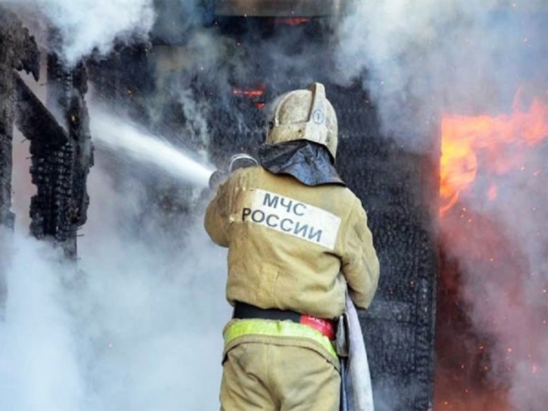 В Якутии при пожаре погибла женщина. Двое мужчин пострадали
