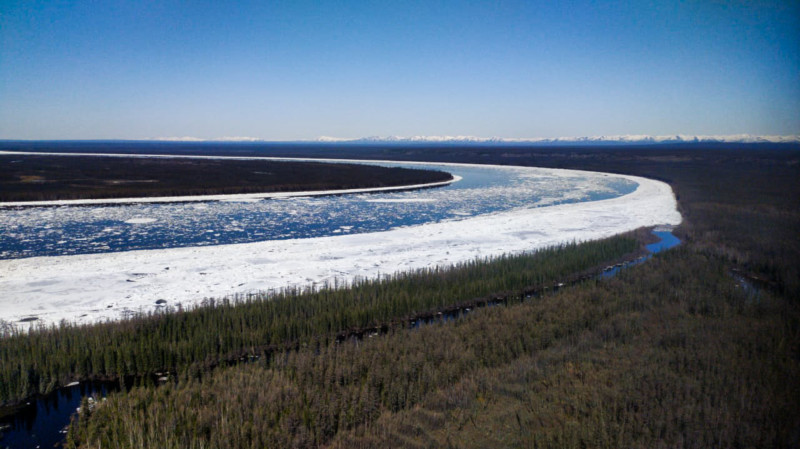 Выше по течению реки Лена наблюдается спад уровней воды и редкий ледоход
