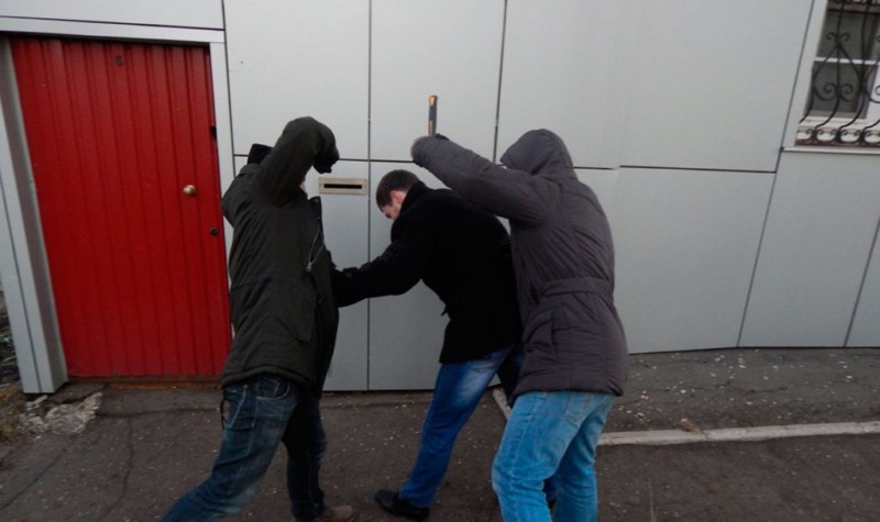 У жителя Якутии, угрожая расправой, четверо мужчин вымогали 1 млн рублей