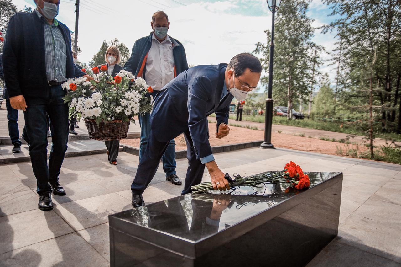 Айсен Николаев в Чульмане Нерюнгринского района возложил цветы к монументу в честь 75-летия Победы