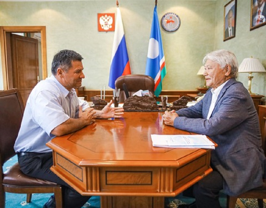 Андрей Тарасенко встретился с госсоветником и первым президентом Якутии Михаилом Николаевым