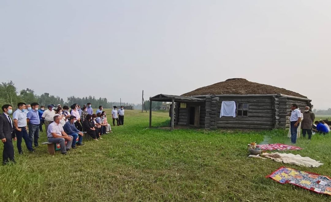 В селе Черкех презентовали восстановленную восьмигранную якутскую юрту