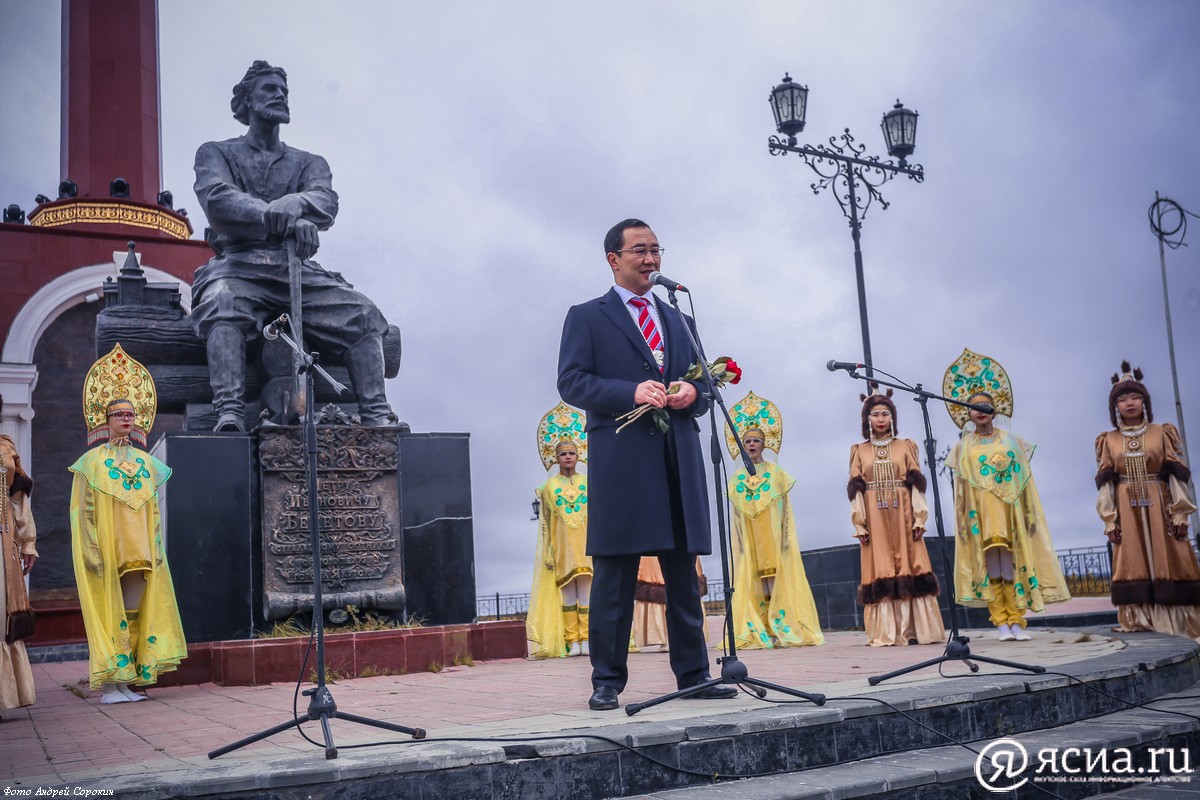 Памятник бекетову в якутске фото