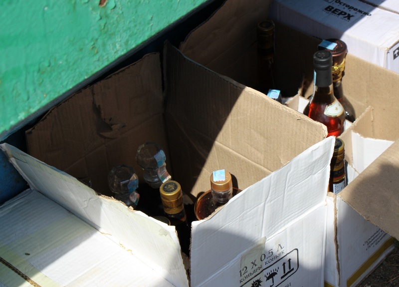 В Якутске продавец магазина воровал алкоголь и угощал им своих друзей