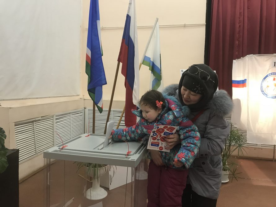 Голосуют семьями. Матери героини Республики Саха Якутия Верхнеколымский район. Идут голосовать с семьями выборы. Нелемное Верхнеколымский район.